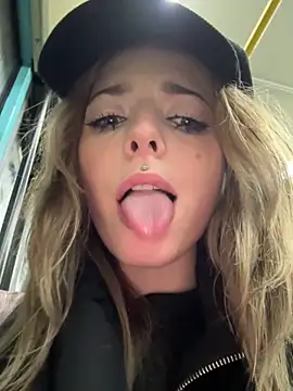 LoraaDoll live sex cam