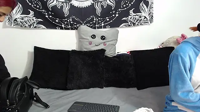 emily_n_abby's cam snapshot