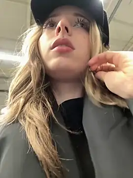 LoraaDoll live sex cam