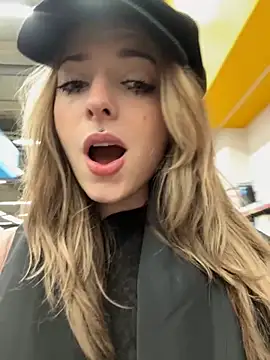 LoraaDoll live sex cam