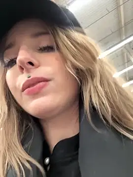 LoraaDoll live sex cam