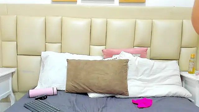 SkinnyGirl_28's cam snapshot