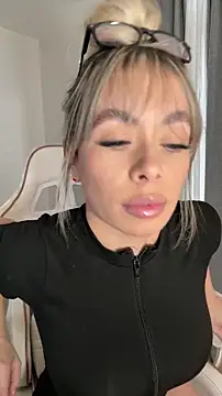 Holli_woul's cam snapshot