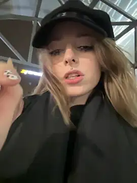 LoraaDoll live sex cam