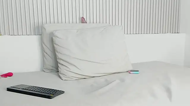 adelaine_brow's cam snapshot