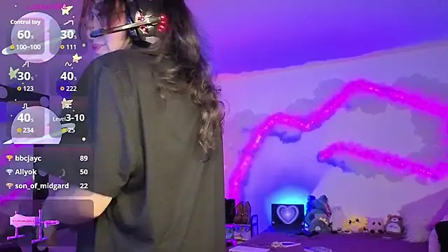 larah_uwu's cam snapshot