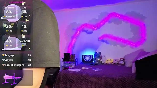 larah_uwu's cam snapshot