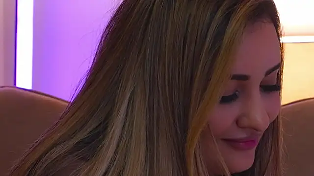 YaaraCollins live sex cam