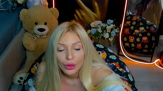 glossy_blondegirl's cam snapshot