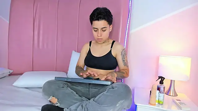 noah_wells's cam snapshot