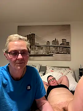 Curvy-Jinx live sex cam