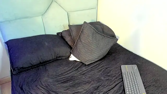 Madame_Rouge_'s cam snapshot