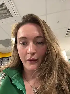 BustyBonnieUK live sex cam