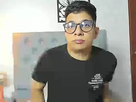 LucaDave_1's cam snapshot