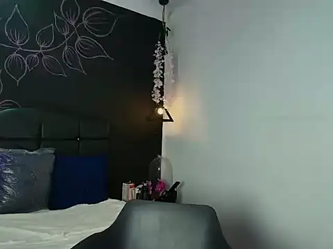 Aleecandrews's cam snapshot