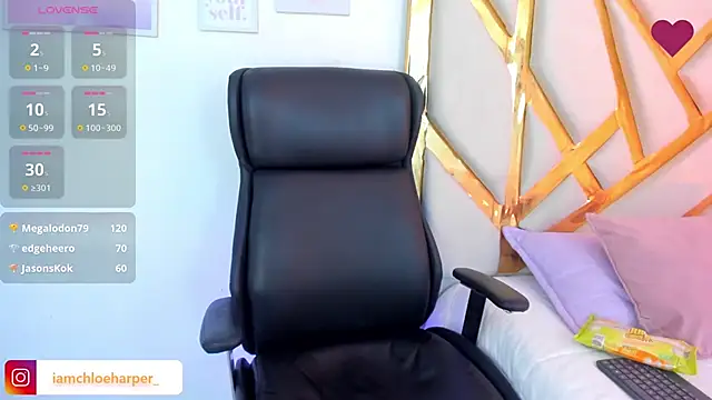 ChloeHarper_'s cam snapshot