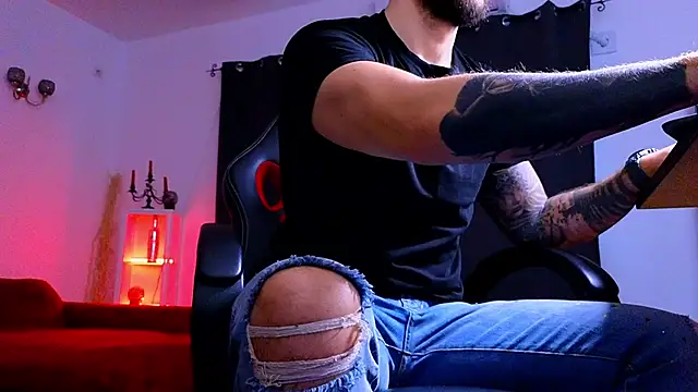 MightyAaron66 live sex cam