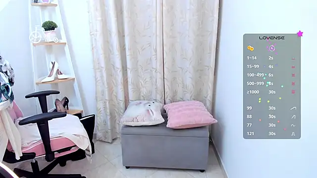 sarah_saenz_'s cam snapshot