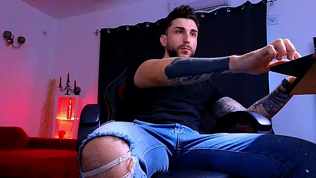 MightyAaron66 live sex cam
