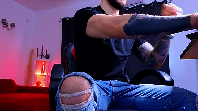 MightyAaron66 live sex cam