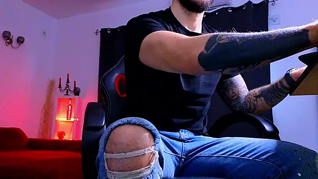 MightyAaron66 live sex cam