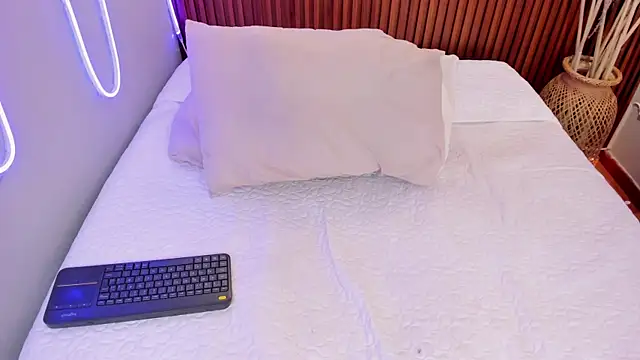 MIAROGGERS's cam snapshot