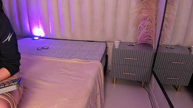 Isabella_Crofts's cam snapshot