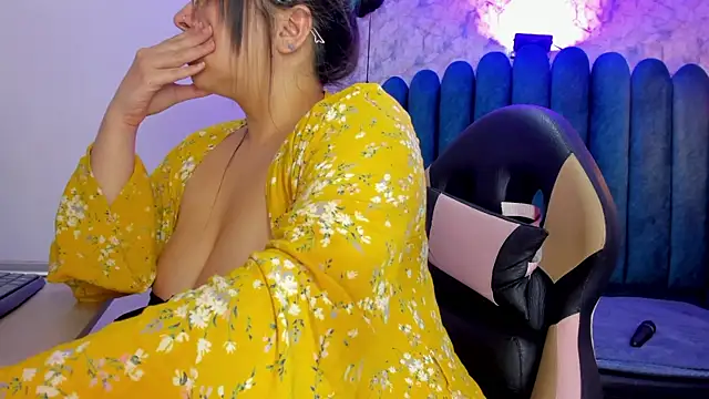 nalalye_cruzz_'s cam snapshot