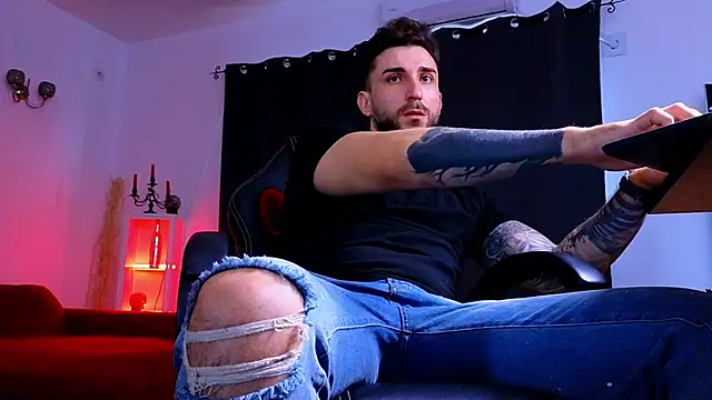 MightyAaron66 live sex cam