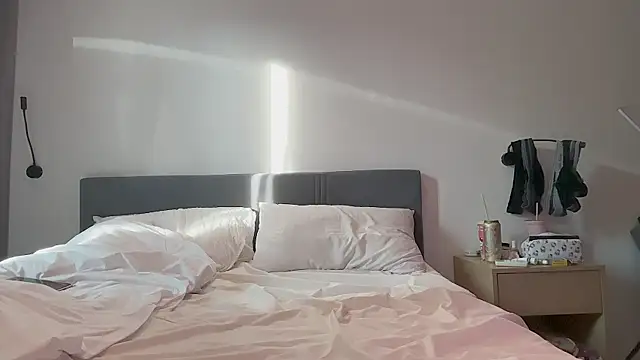 AlicePinkhead live sex cam