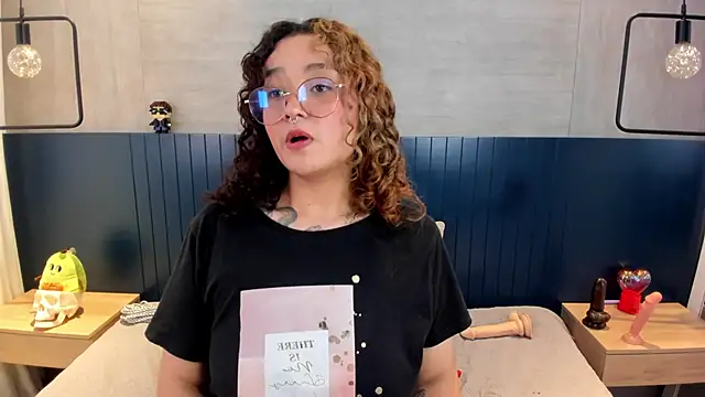 tara_black_'s cam snapshot