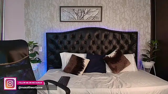 MaxxiCruzz live sex cam