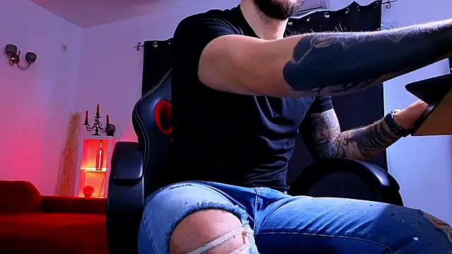 MightyAaron66 live sex cam