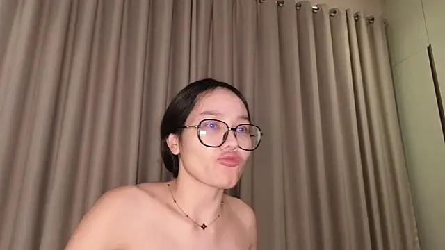 LucyNuty live sex cam