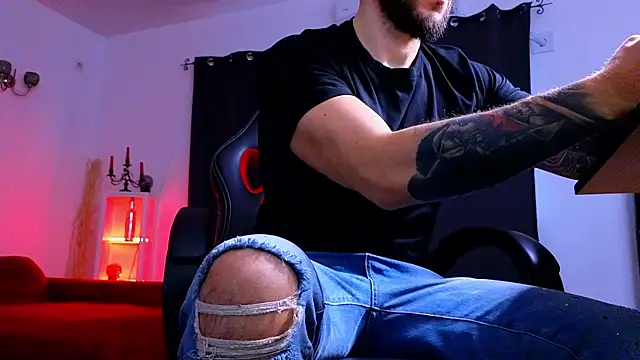 MightyAaron66 live sex cam