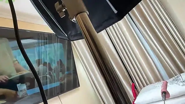 AudreySpanksFuck-'s cam snapshot