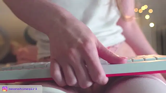 NeonShine's cam snapshot