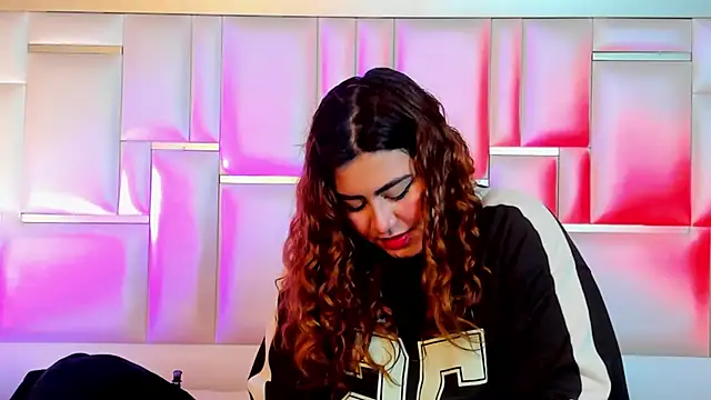 AdelaTaylor_'s cam snapshot