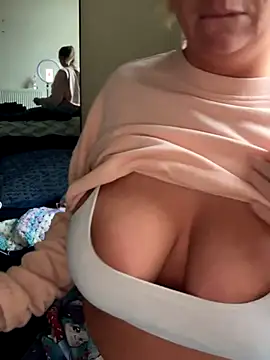 JustYourNormalCouple's cam snapshot