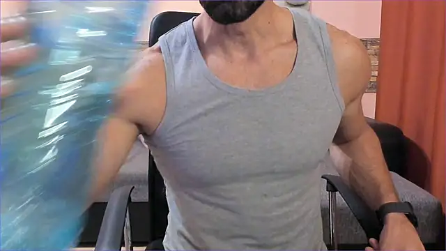 HotHunkTrainer live sex cam