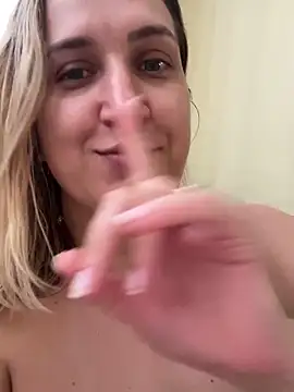 Bia_sexynovaes live sex cam