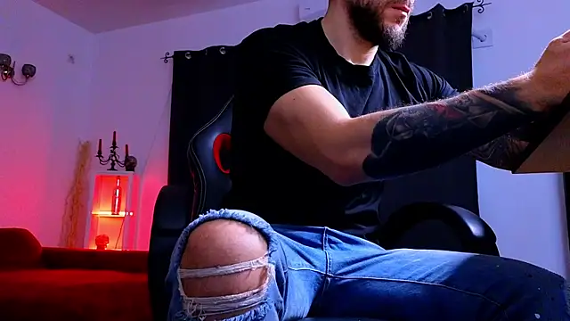 MightyAaron66 live sex cam