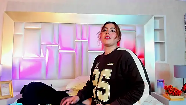 AdelaTaylor_'s cam snapshot