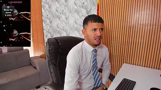 Hideintheoffice's cam snapshot