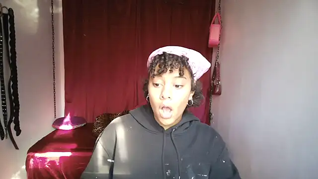 PrettyLittleProblem's cam snapshot