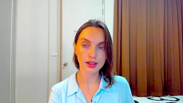 LovelyeeMia's web cam