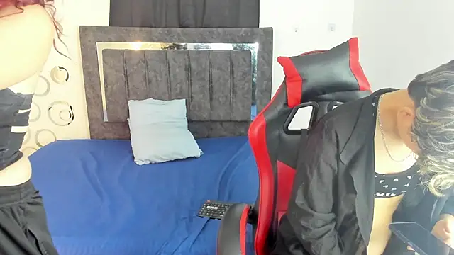 Lily_and_Lina's cam snapshot