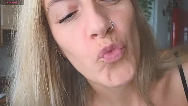 Lunamix's cam snapshot