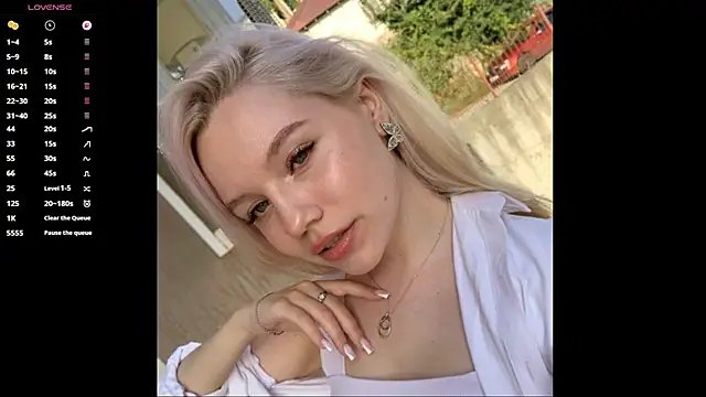 LupeLewitt's cam snapshot