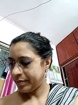 thanusi_2's cam snapshot